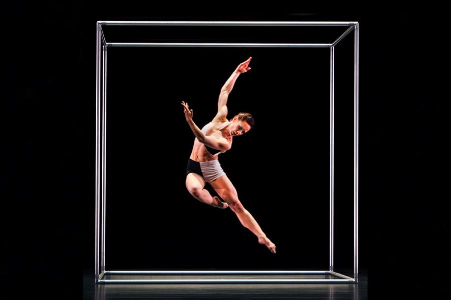 Paul Taylor Dance Company in "Polaris" image 2