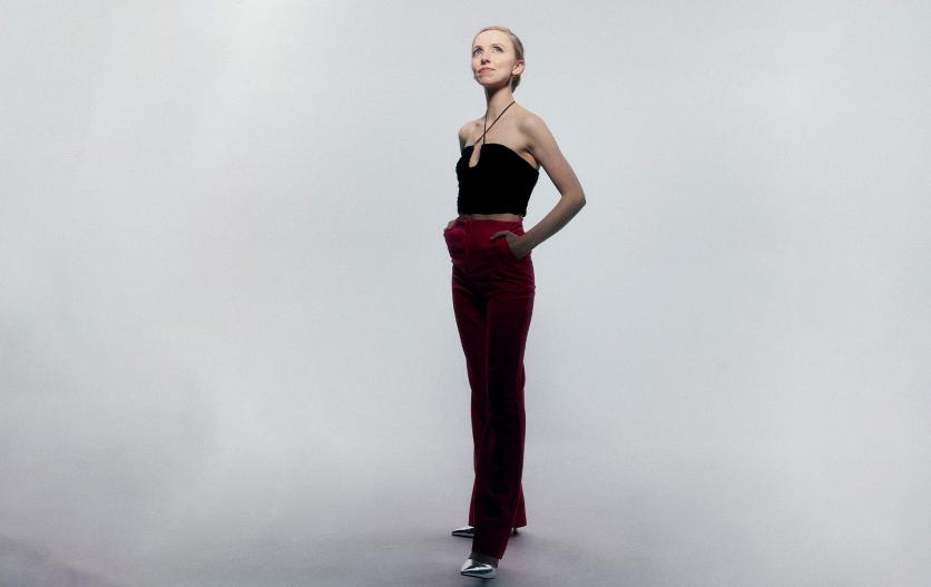 Anna Lapwood poses against a gray background.