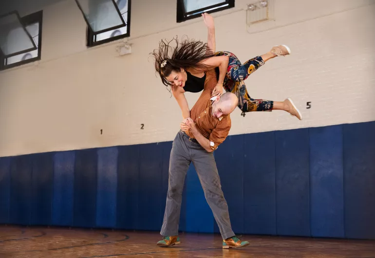 Swing Out dancers