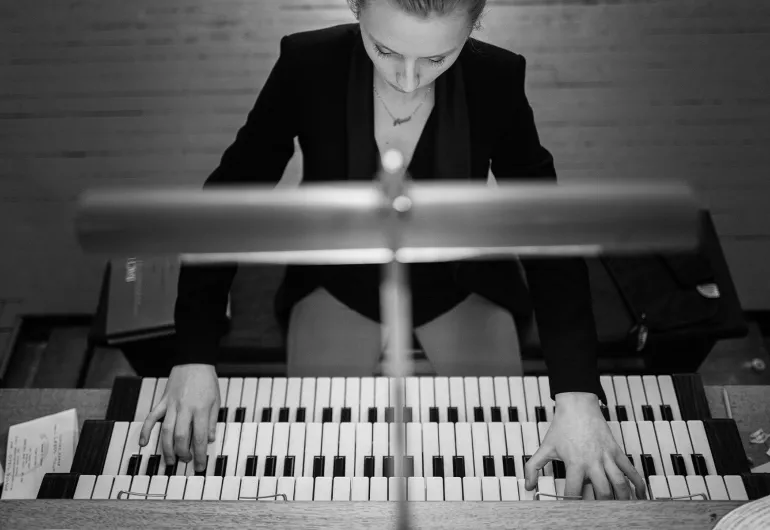 Anna Lapwood at the organ