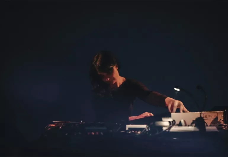 Sarah Davachi uses a soundboard.