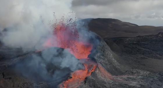 A volcano errupting