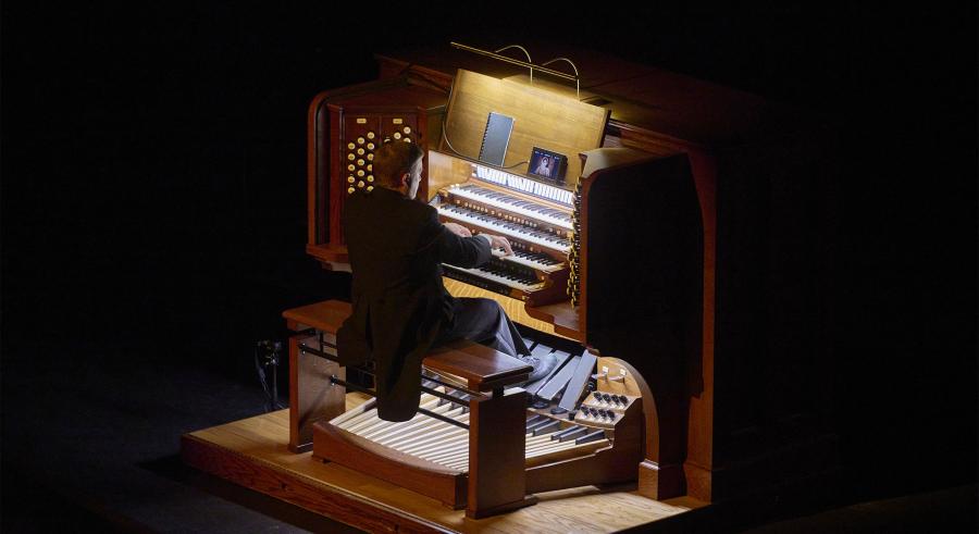 Aaron David Miller at the organ during Phantom of the Opera