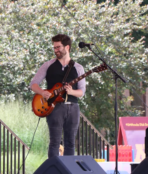 Scott Berman on guitar.
